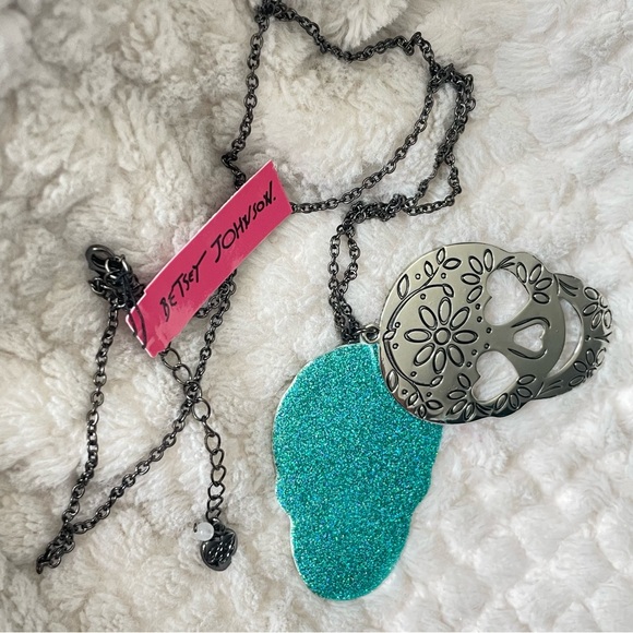 BETSEY JOHNSON Engraved Double Skull Pendant Long Necklace NWT - Picture 11 of 16